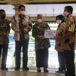 PEMKAB SLEMAN BERI PENGHARGAAN OLAHRAGAWAN BERPRESTASI POPDA DIY TAHUN 2022