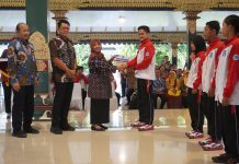 Pemberian Penghargaan Kepada Atlet Dan Pelatih POPDA 2024