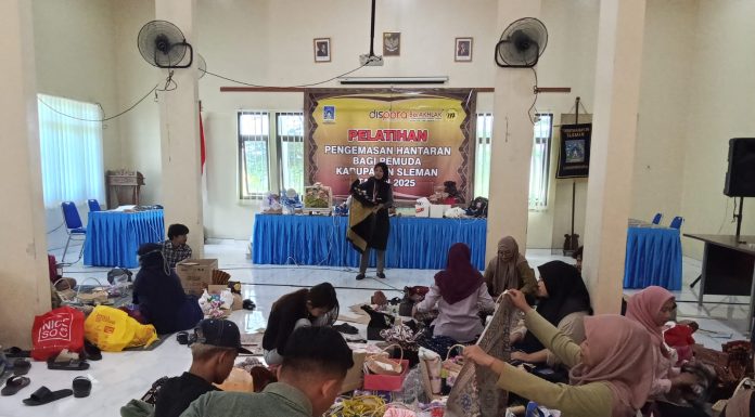 Pelatihan Pengemasan Hantaran Bagi Pemuda di Purwomartani 2025